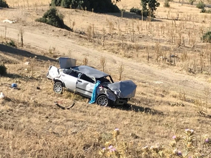 Levhaya Çarpan Otomobil Metrelerce Takla Atarak Şarampole Yuvarlandı