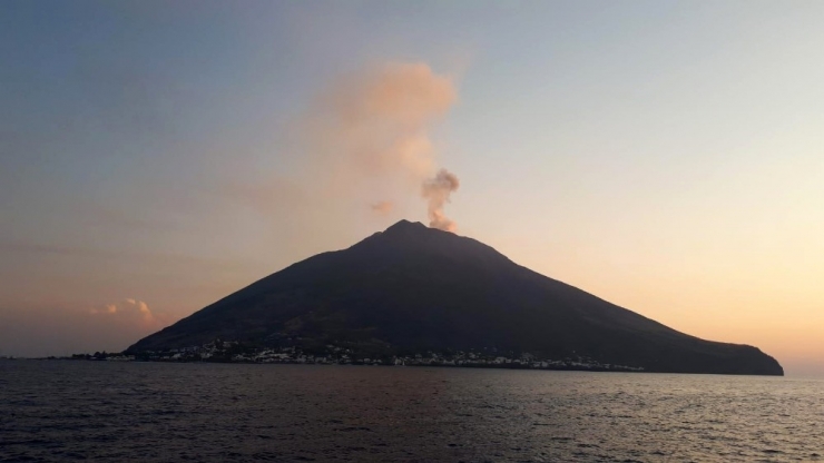 Stromboli Yanardağındaki Patlama Turistleri Korkuttu