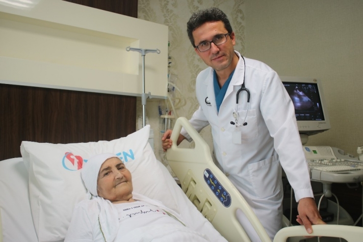 Kalbindeki Deliğe 80 Yaşında Çare Buldu
