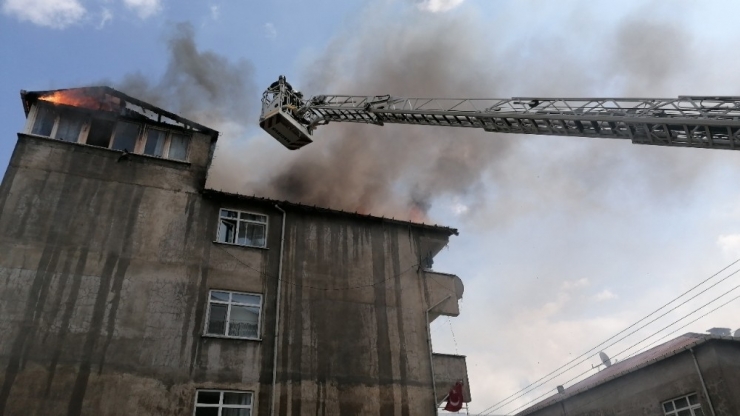 Çatıyı Saran Alevler Yandaki Binaya Sıçradı, Ekipler Alarma Geçti