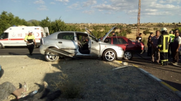 Konya’da İki Otomobil Çarpıştı: 3 Yaralı