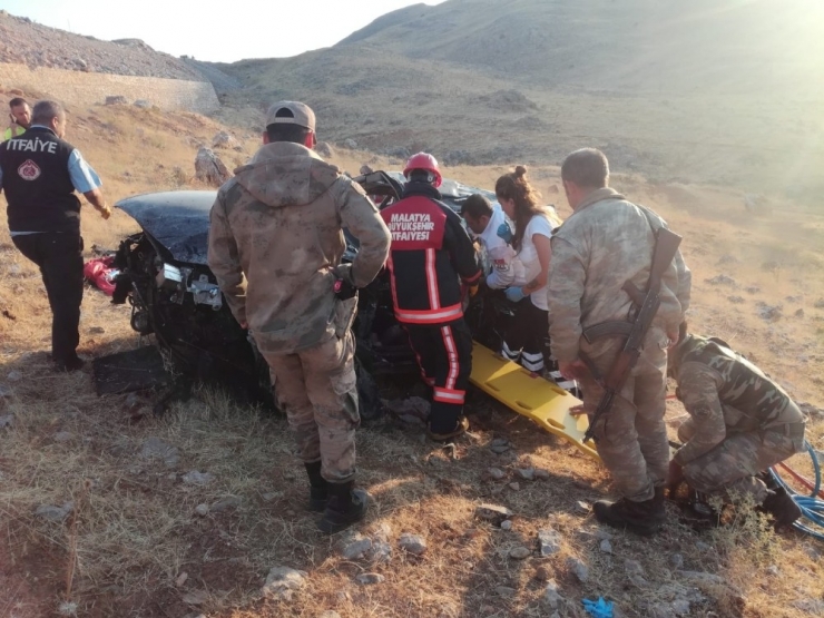 Şarampole Yuvarlanan Araçtaki 3 Kişi Yaralandı