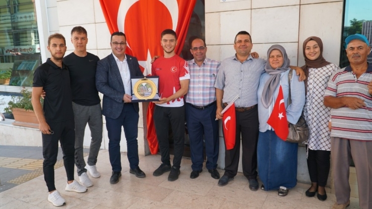 Başkan Kanar’dan Millî Sporcuya Coşkulu Karşılaşma