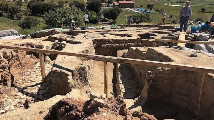 Vezirköprü’de Tunç Çağı’ndan Kalma Çanak Ve Çömlek Parçaları Bulundu