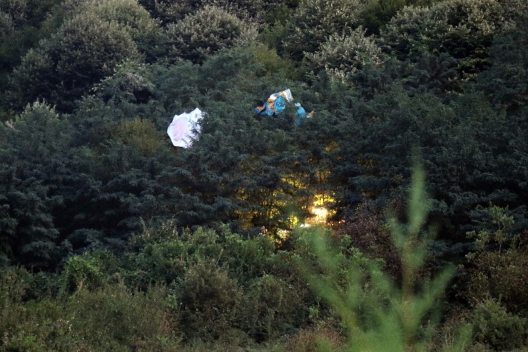 Paraşütçüler Ağaçlık Alana Düştü