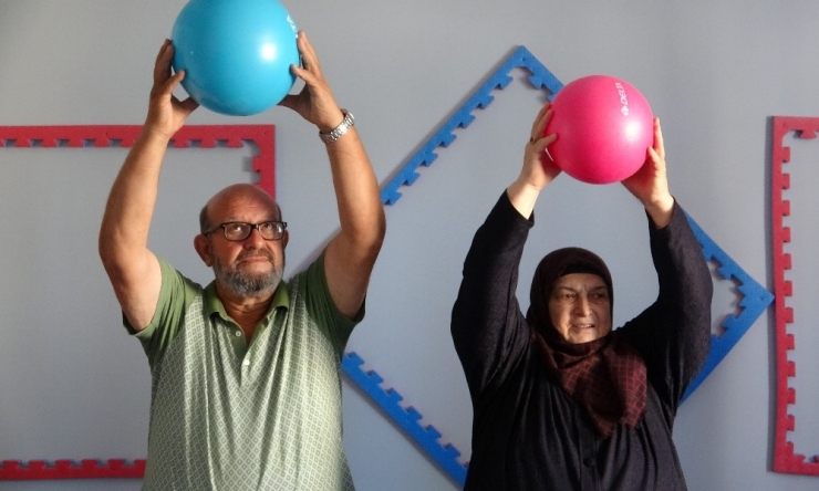 Birbirlerini Motive Ederek Gittikleri Obezite Merkezinde Fazla Kilolarından Kurtuldular