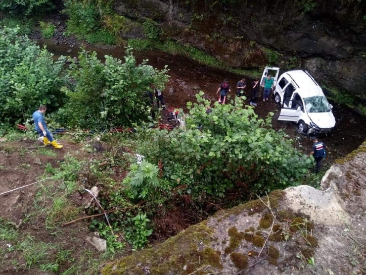 Dereye Düşen Araçtaki 2 Kişi Hayatını Kaybetti