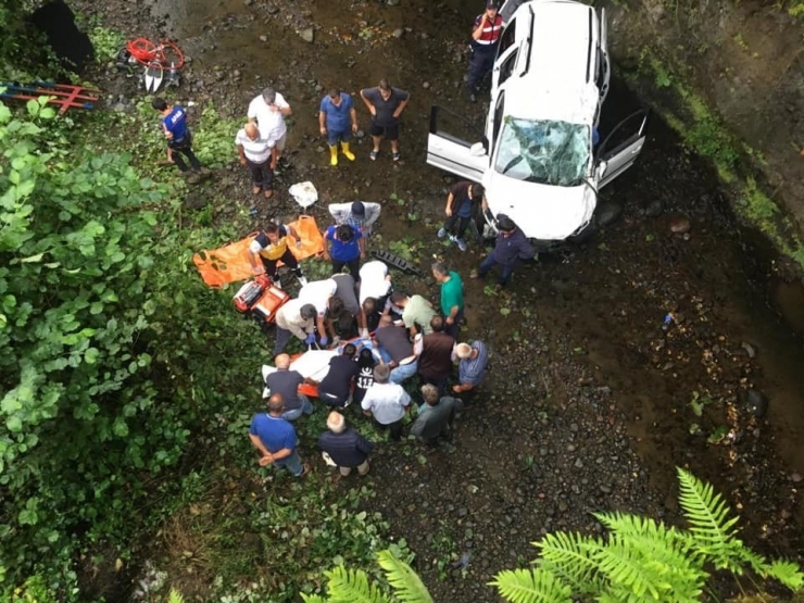 Dereye Düşen Araçtaki 2 Kişi Hayatını Kaybetti