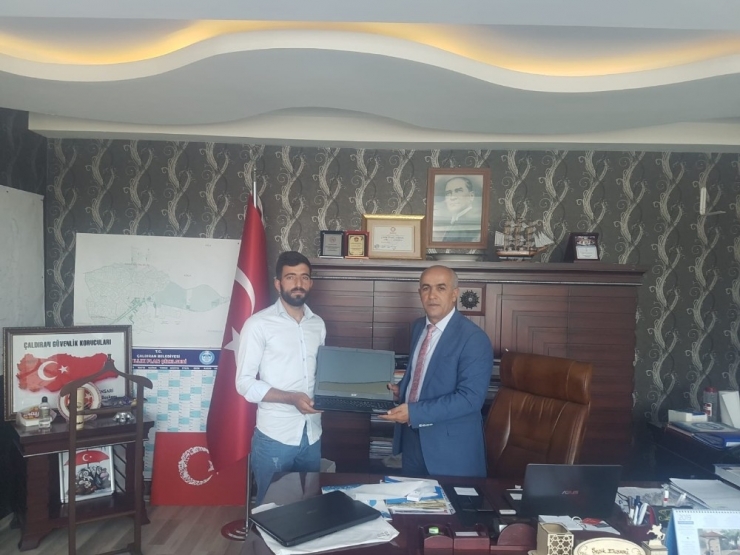 Başkan Ensari, Tıp Fakültesini Kazanan İki Öğrenciye Laptop Hediye Etti