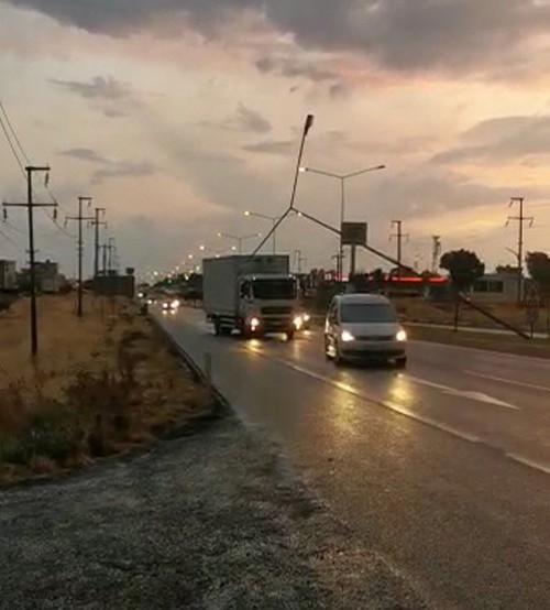 Şiddetli Rüzgar Elektrik Direğini Devirdi