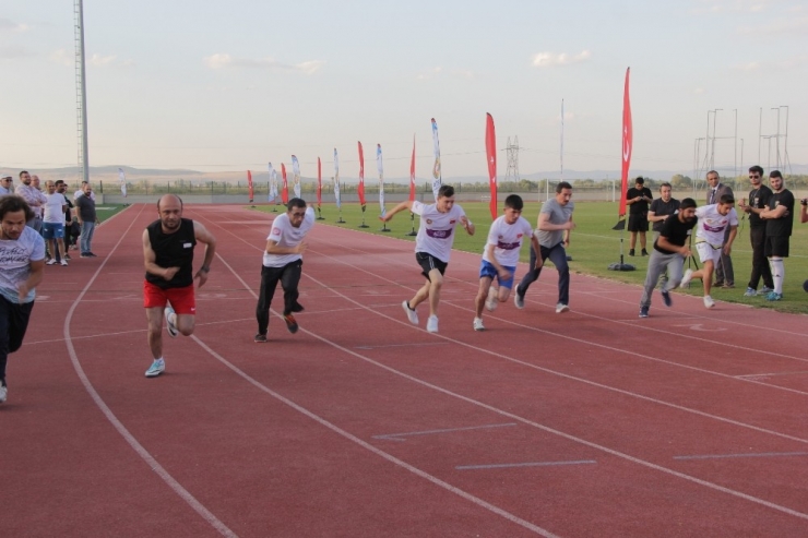 Afyonkarahisar’da Kamu Çalışanları İle Stk Temsilcileri Halat Çekme Yarışı Yaptı