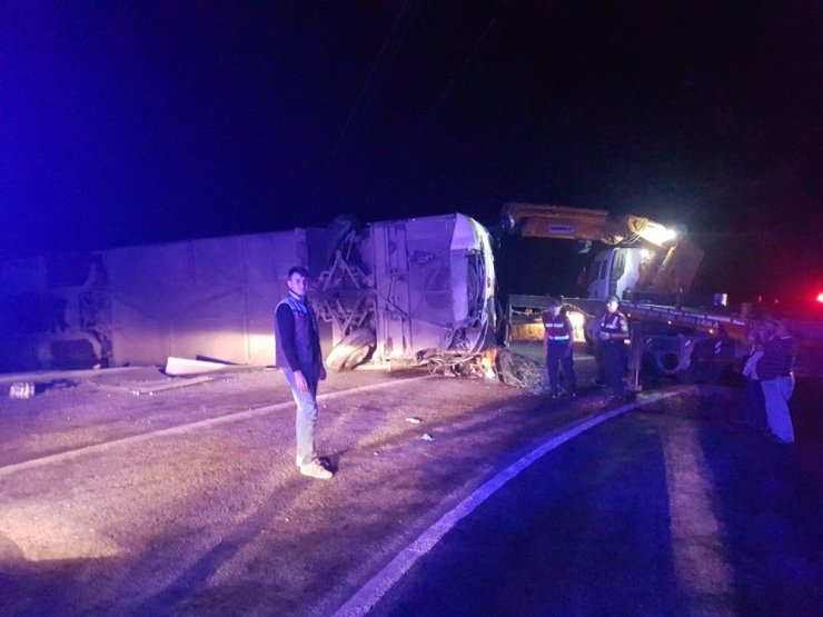 Antalya’da Tur Otobüsü Devrildi: Çok Sayıda Yaralı Var