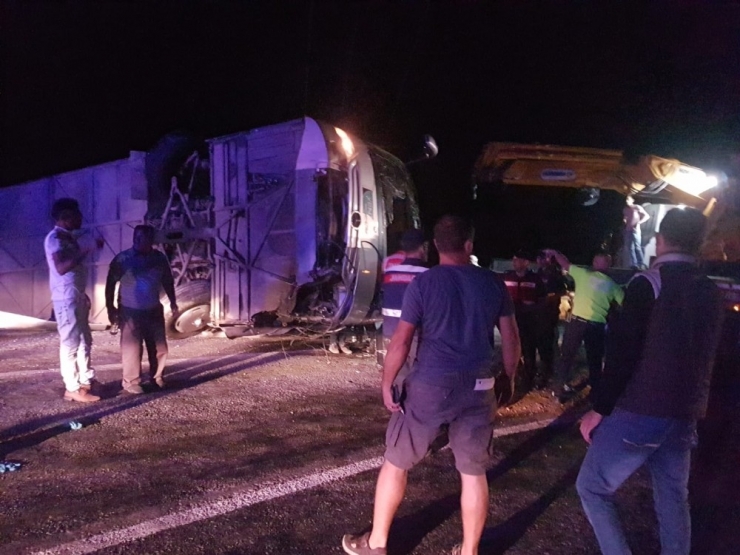 Antalya’da Tur Otobüsü Devrildi: Çok Sayıda Yaralı Var