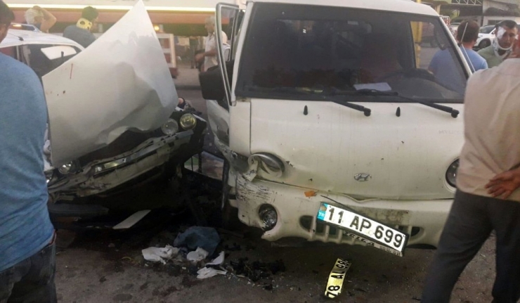 Otomobil İle Kamyonet Çarpıştı: 6 Yaralı