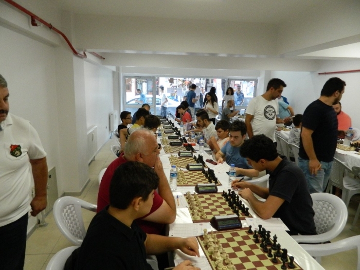 Satranç Turnuvası Başladı, İlçe Panayır Alanına Döndü