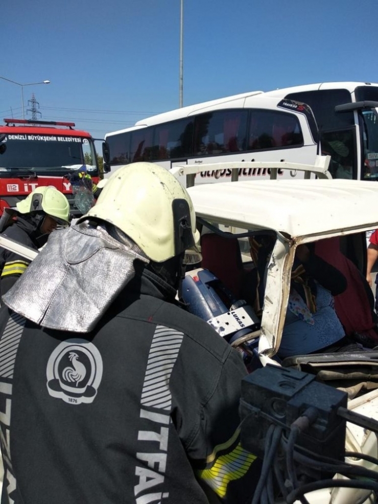 Zincirleme Kazada Sıkışan Yaralıları İtfaiye Kurtardı