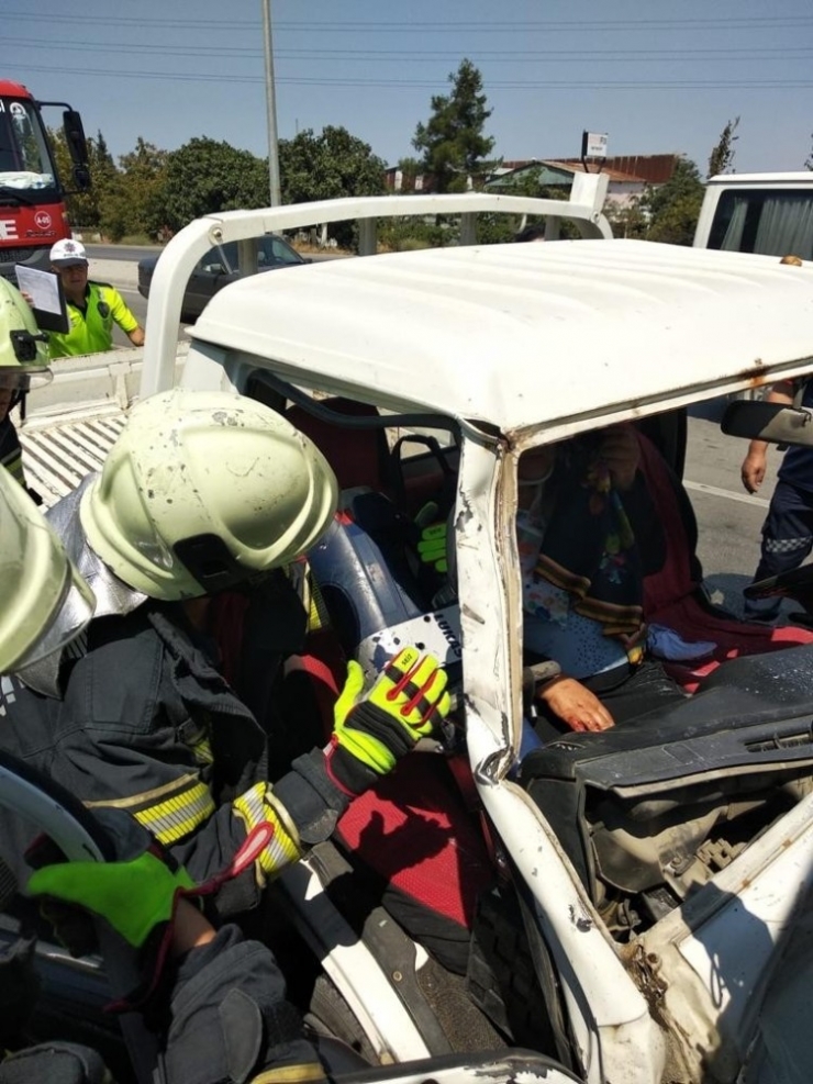 Zincirleme Kazada Sıkışan Yaralıları İtfaiye Kurtardı