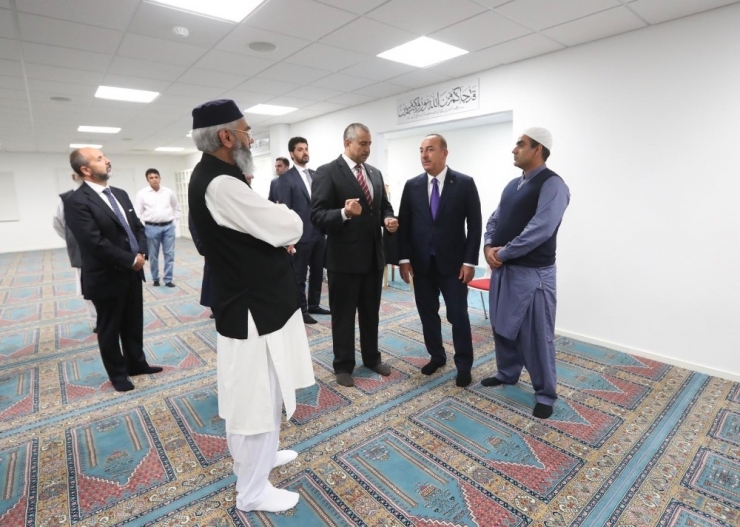 Bakan Çavuşoğlu, Norveç’te Saldırıya Uğrayan Camiyi Ziyaret Etti