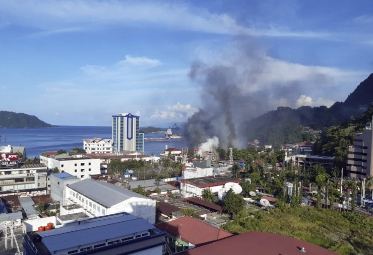 Endonezya’da Göstericiler Binaları Ateşe Verdi
