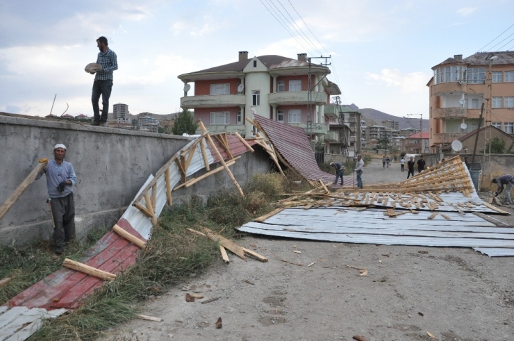 Yüksekova’da Fırtına Çatıları Uçurdu