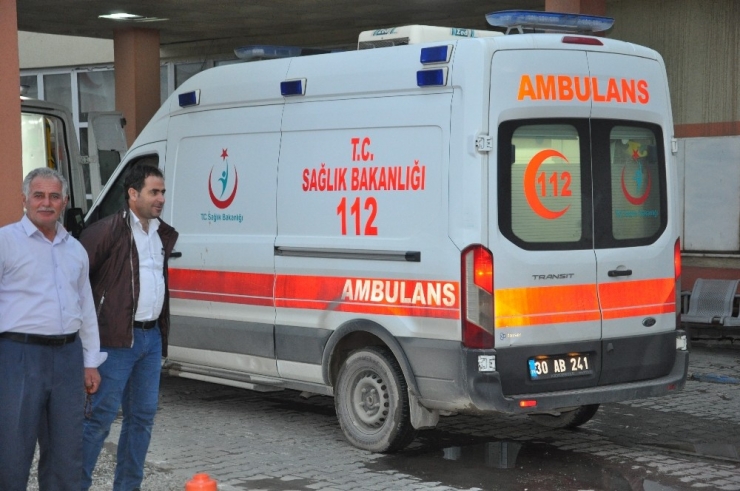 Dağdan Kopan Kayalar 2 Kişiyi Yaraladı