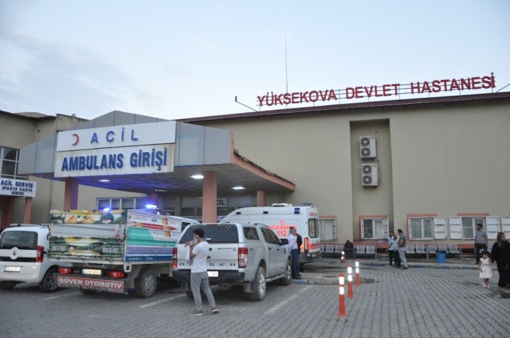 Dağdan Kopan Kayalar 2 Kişiyi Yaraladı