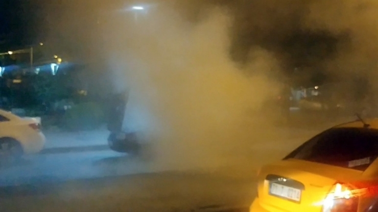 Otomobilde Çıkan Yangın Paniğe Neden Oldu
