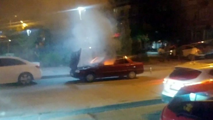 Otomobilde Çıkan Yangın Paniğe Neden Oldu