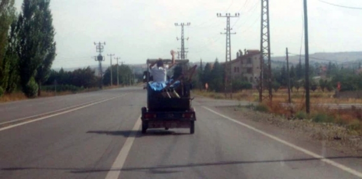 Üç Tekerlekli Motosiklette Oynayarak Yolculuk Yaptılar