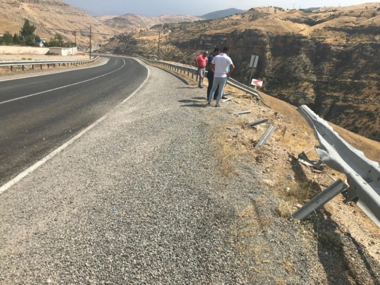 Virajı Alamayan Kamyon Yoldan Çıkıp, 350 Metre Aşağıya İndi