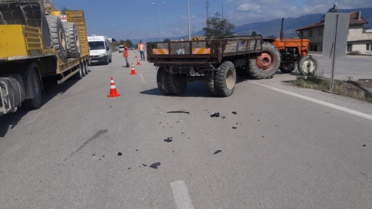 U Dönüşü Yapmak İsteyen Traktör Kazaya Sebep Oldu