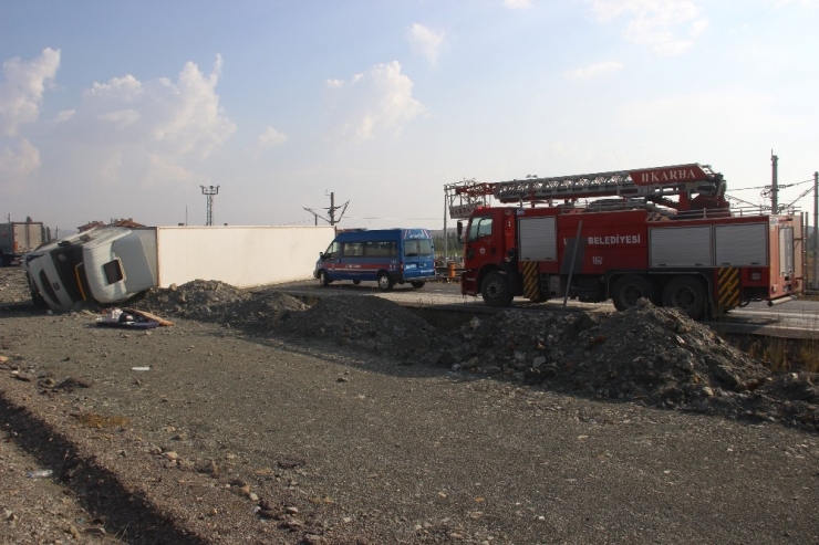 Sivas’ta Tır Devrildi:2 Yaralı