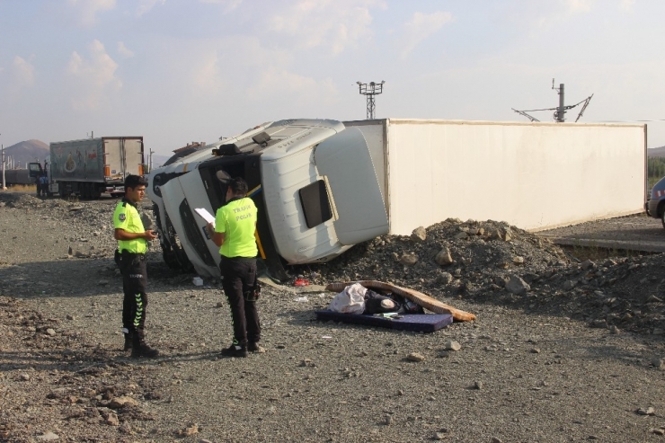 Sivas’ta Tır Devrildi:2 Yaralı