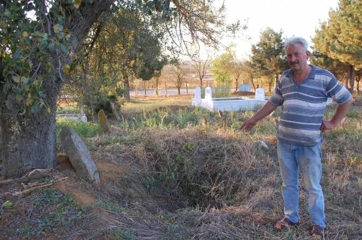 Mezarlıktaki Define Kazısı 2 Yıl Önce Yapılmış