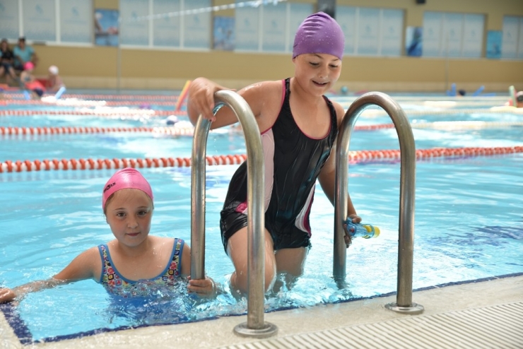 Çocukların Suda İlk Kulaç Heyecanı