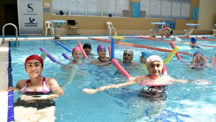 Çocukların Suda İlk Kulaç Heyecanı