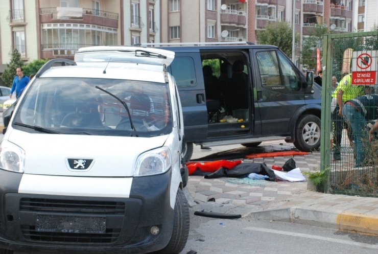 Anne İle Kızının Üzerine Araç Devrildi: 1 Ölü, 7 Yaralı