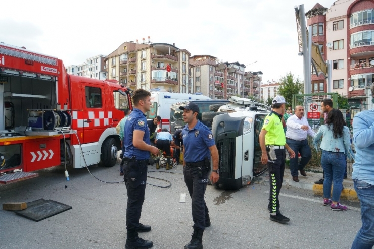 Anne İle Kızının Üzerine Araç Devrildi: 1 Ölü, 7 Yaralı