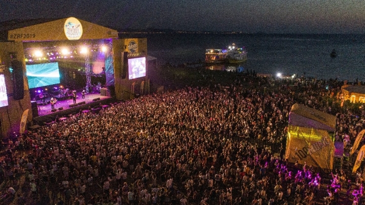 Zeytinli Rock Festivali Devam Ediyor