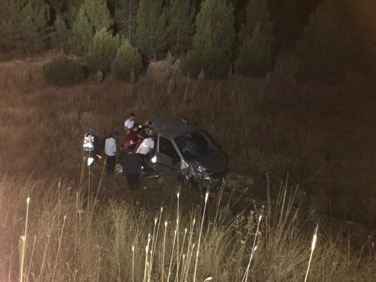 Hafif Ticari Araç Şarampole Yuvarlandı: 1 Ölü, 2 Yaralı