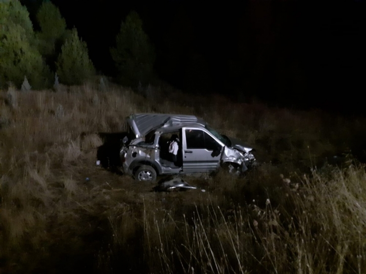 Hafif Ticari Araç Şarampole Yuvarlandı: 1 Ölü, 2 Yaralı