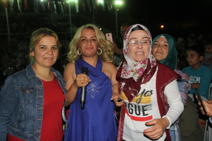 Şuhut’ta Açık Hava Konserinde Sevgi Petek’e Sevgi Seli