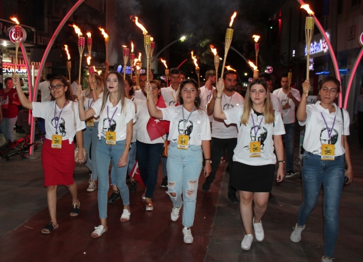 Alaşehir’de ’Gece Yolcuları’ İle 30 Ağustos Coşkusu