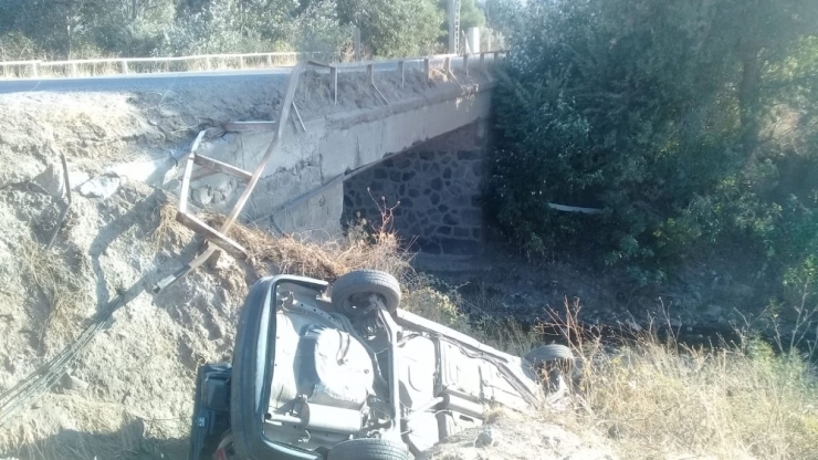 İzmir ‘De Otomobil Köprüden Uçtu: 2 Yaralı