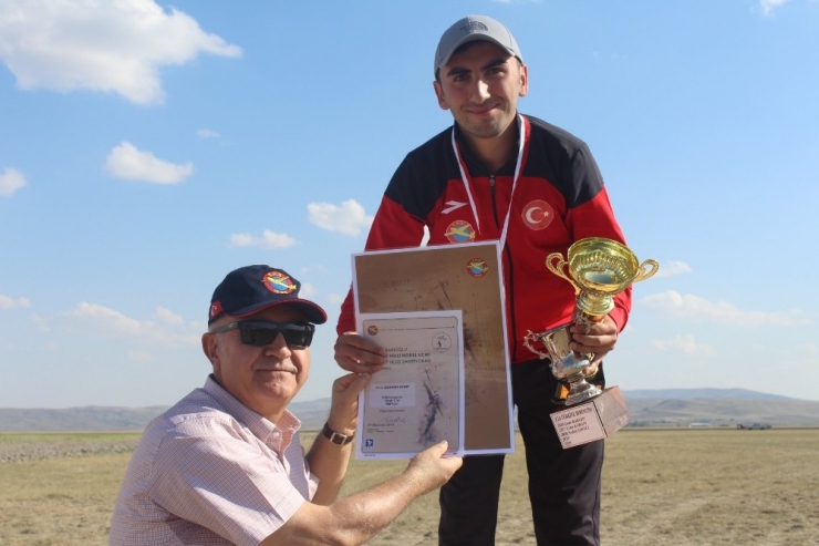 Sivaslı Sporcu, Model Uçakta Birinci Oldu