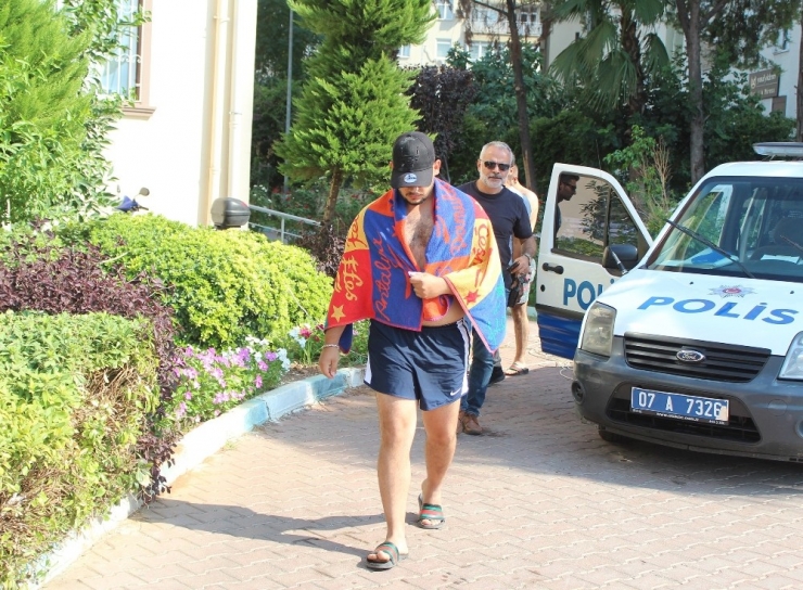 Denizden Çıkınca Şok Oldular, Havlu Ve Şortlarıyla Karakola Gittiler