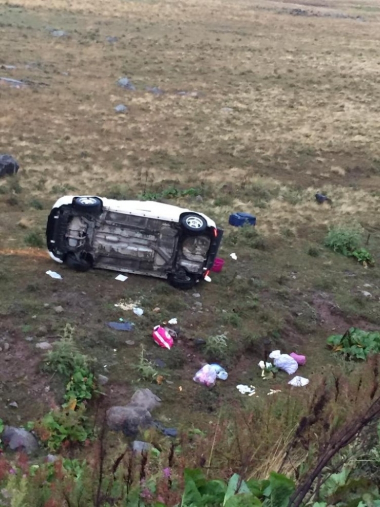 Ardahan’da Otomobil Şarampole Yuvarlandı: 2 Yaralı