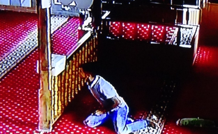 Camilerdeki Bağış Kutularına Dadanan Hırsız Kameraya Yakalandı