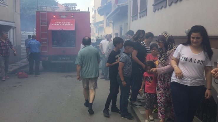 Odunlukta Çıkan Yangın Mahalleyi Sokağa Döktü