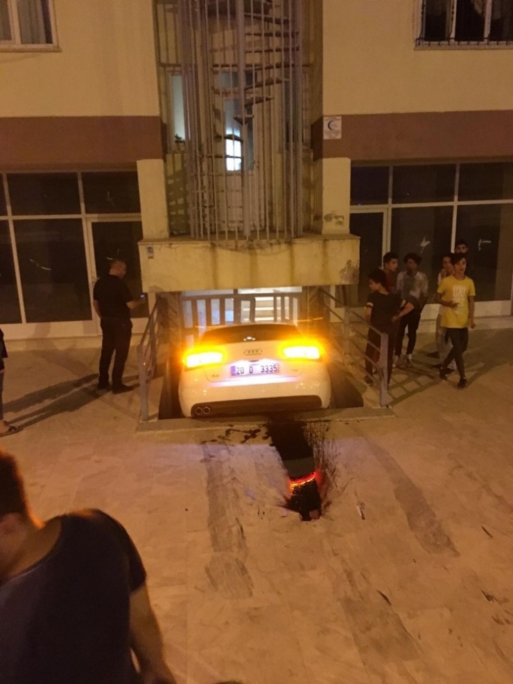 Otomobiliyle Apartmanın Girişine Dalıp Olay Yerinden Kaçtı